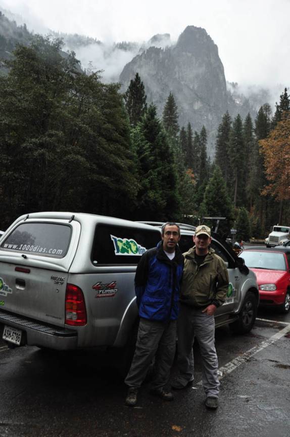 Com o amigo Greg, em dia chuvoso no Yosemite National Park, na Califórnia, nos Estados Unidos